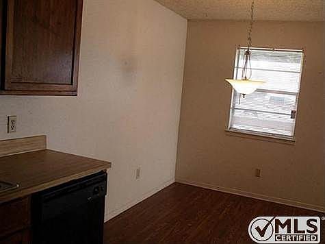 3rd image of 709 Bluebonnet Dr