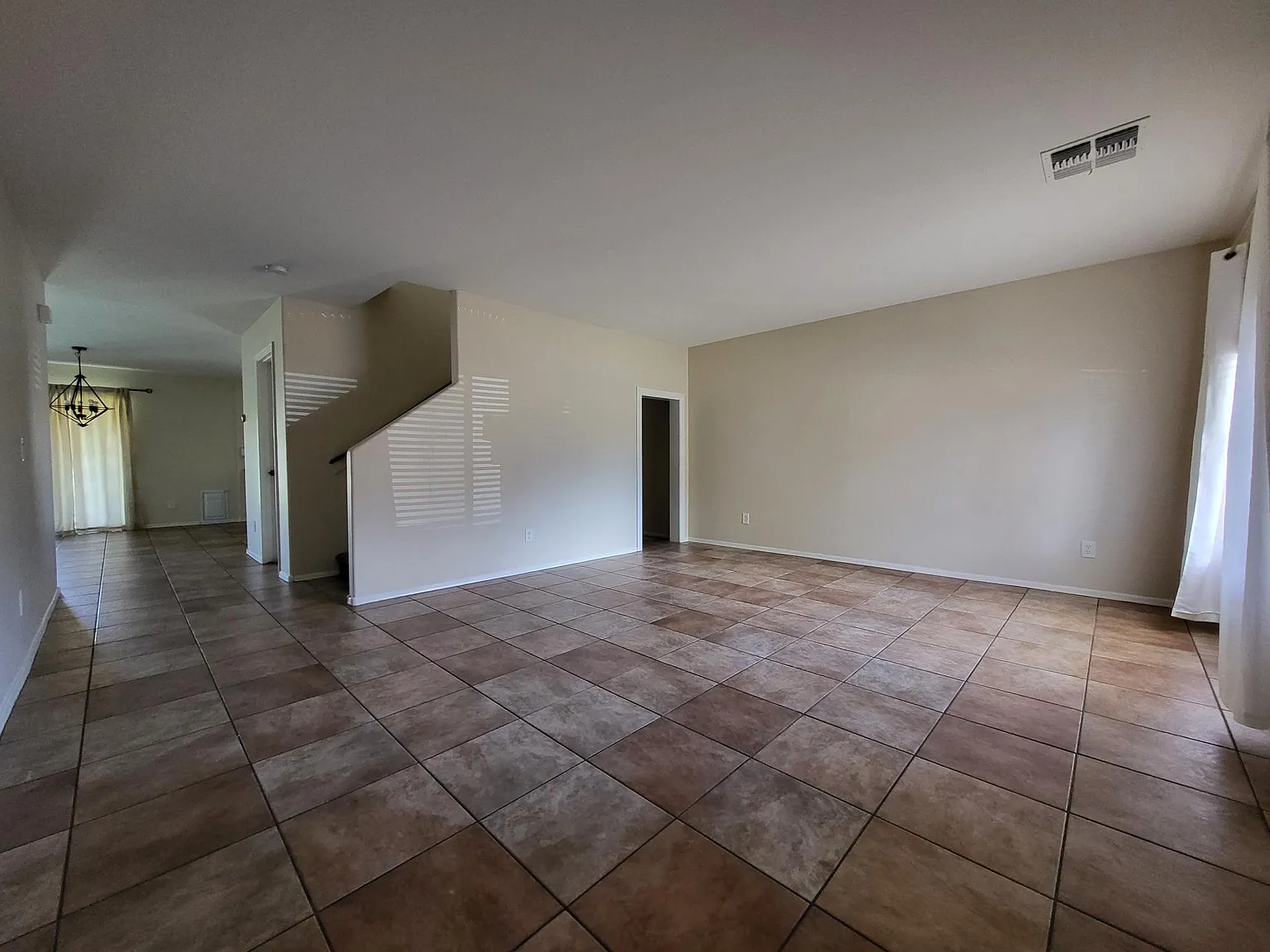 4 bed, 2.5 bath, 2515 sqft, $2,400 — Photo 3