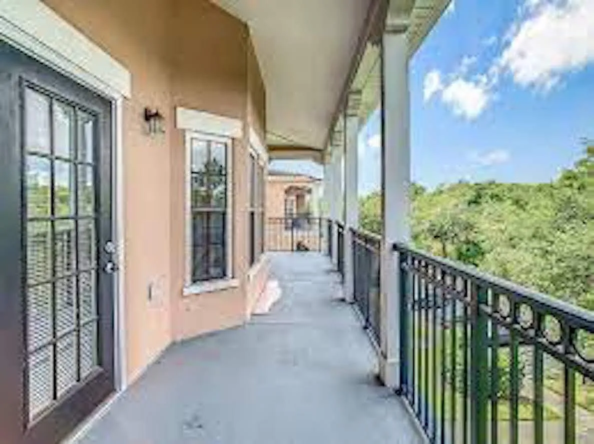 2 bed, 1050 sqft, $2,000 — Photo 2