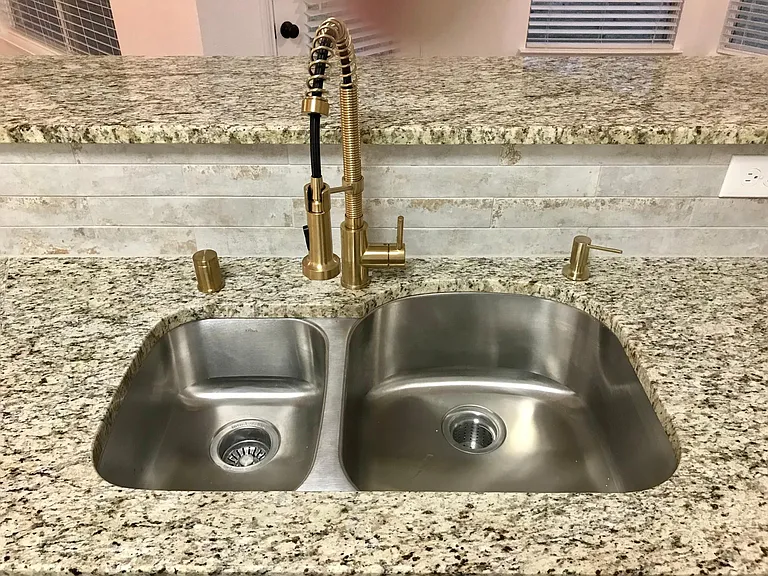Kraus kitchen sink, faucet and soap dispenser