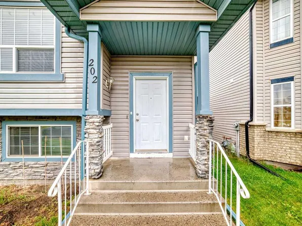 202 E Saddlemead Grn NE, Calgary, AB T3J 4M7