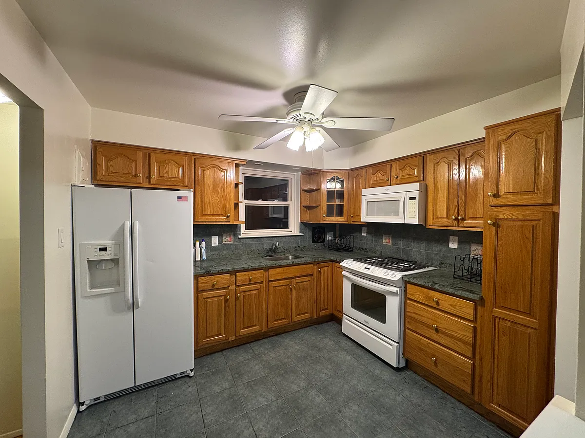 Building Photo - 2822 Bragg St #3