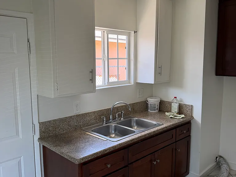 Peach St — Photo 10