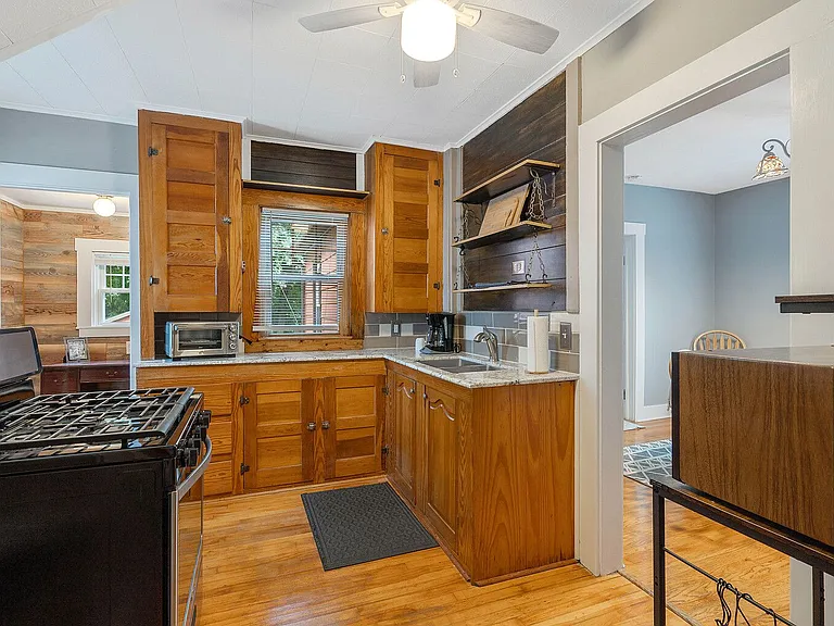 305 Arlington Ave — Photo 3