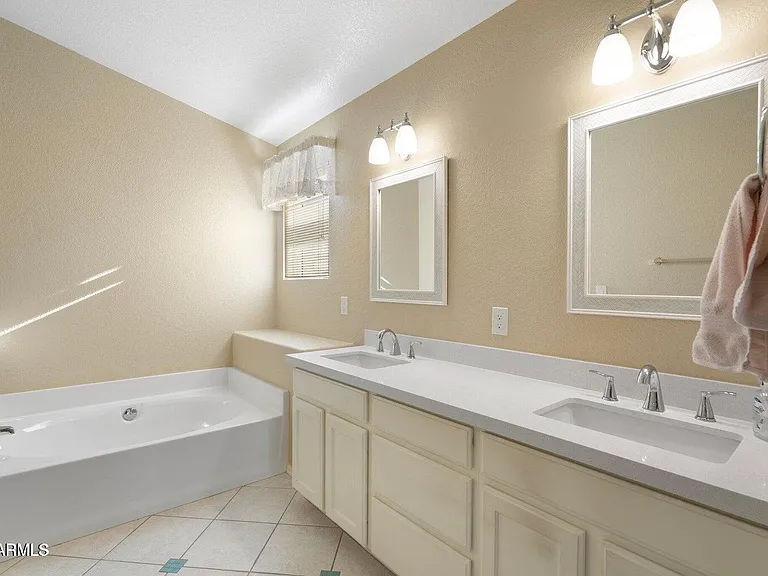 10622 W Mohawk Ln — Photo 13
