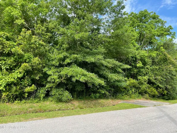 307 Water St, Waveland, MS 39576