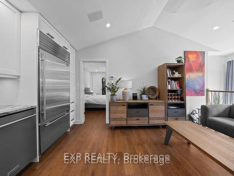 18 Ivylea St #B — Photo 8