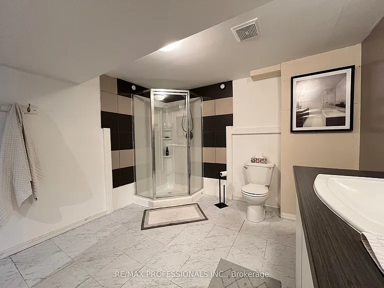 2504 Donnavale Dr — Photo 36