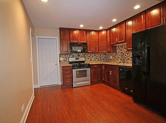 2nd image of 899 Colony Lake Dr