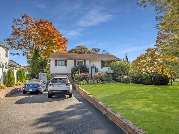 75 E John Drive, Farmingville, NY 11738