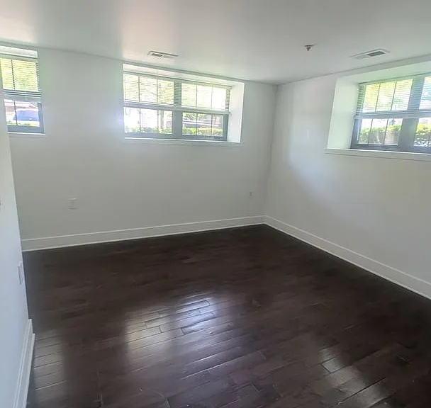 720 Monmouth St — Photo 4