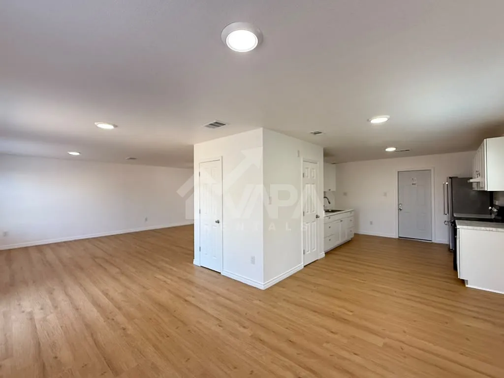3 bed, 2.5 bath, 2330 sqft, $2,300 — Photo 3