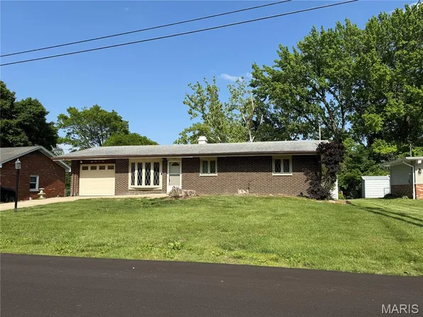 5105 Staten Dr, Godfrey, IL 62035