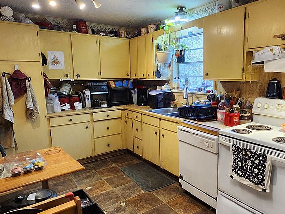 3rd image of 31557 Linder Rd