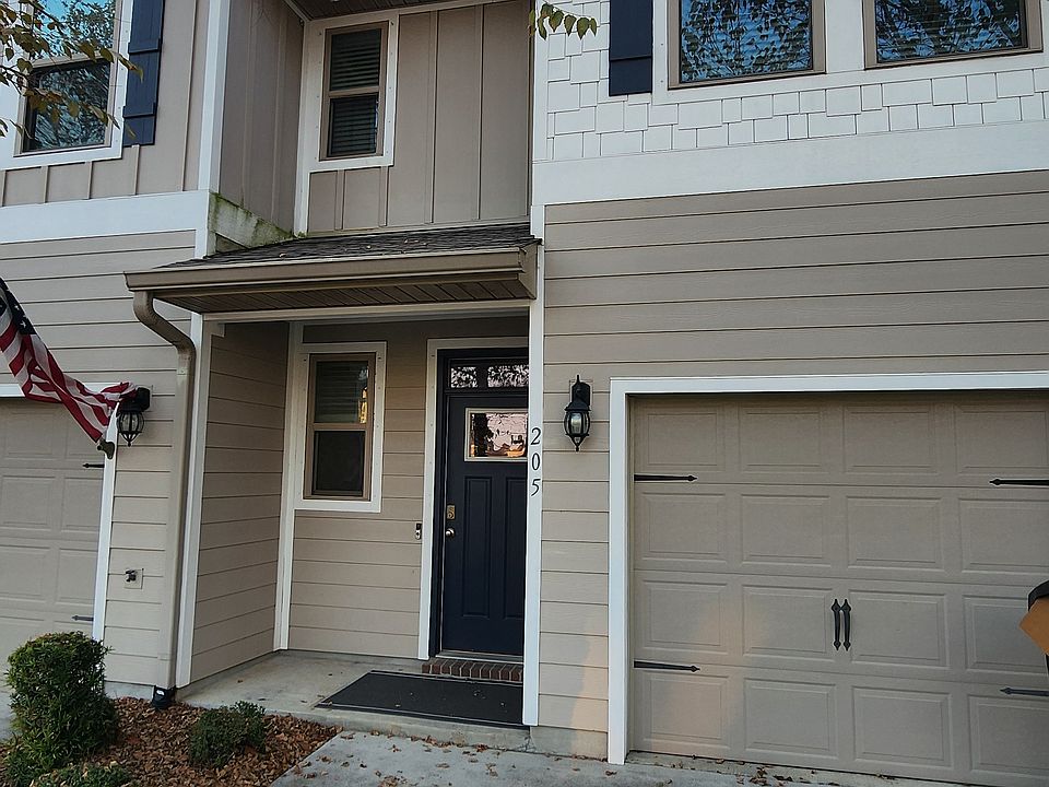 1st image of 205 S E St