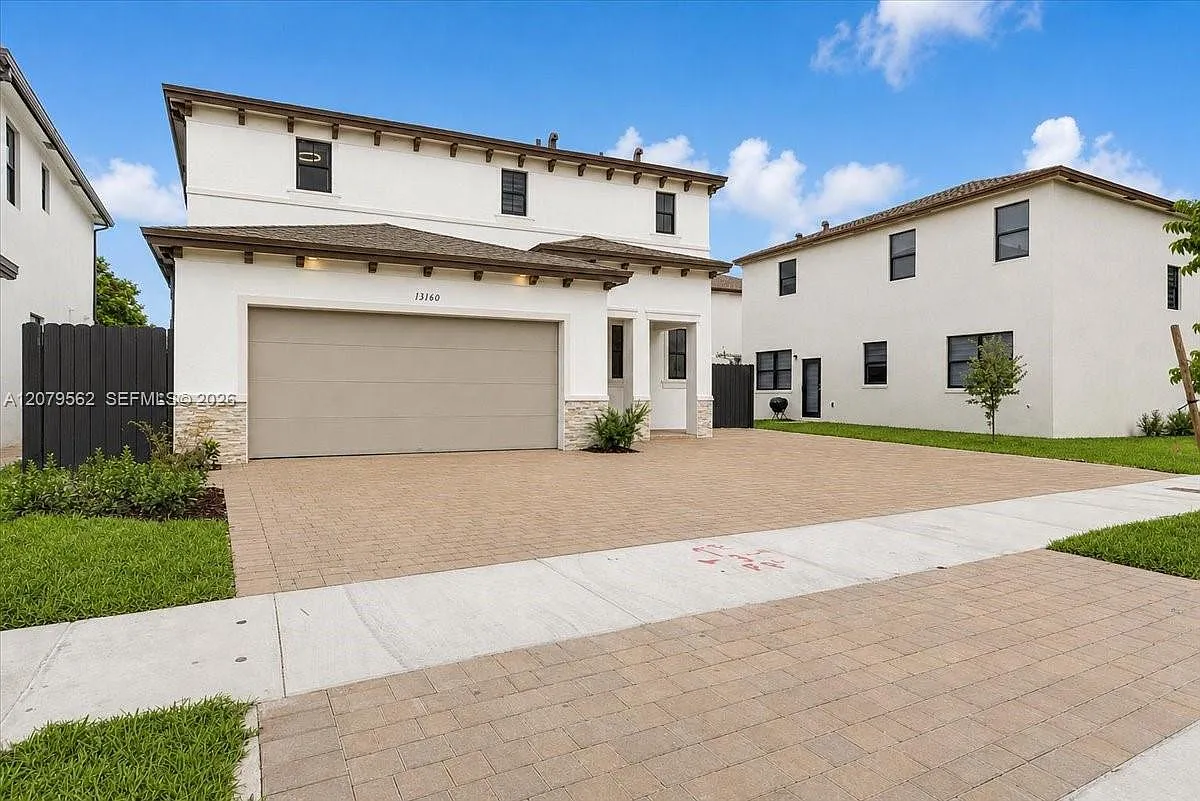 4 bed, 2.5 bath, $4,100 — Photo 2