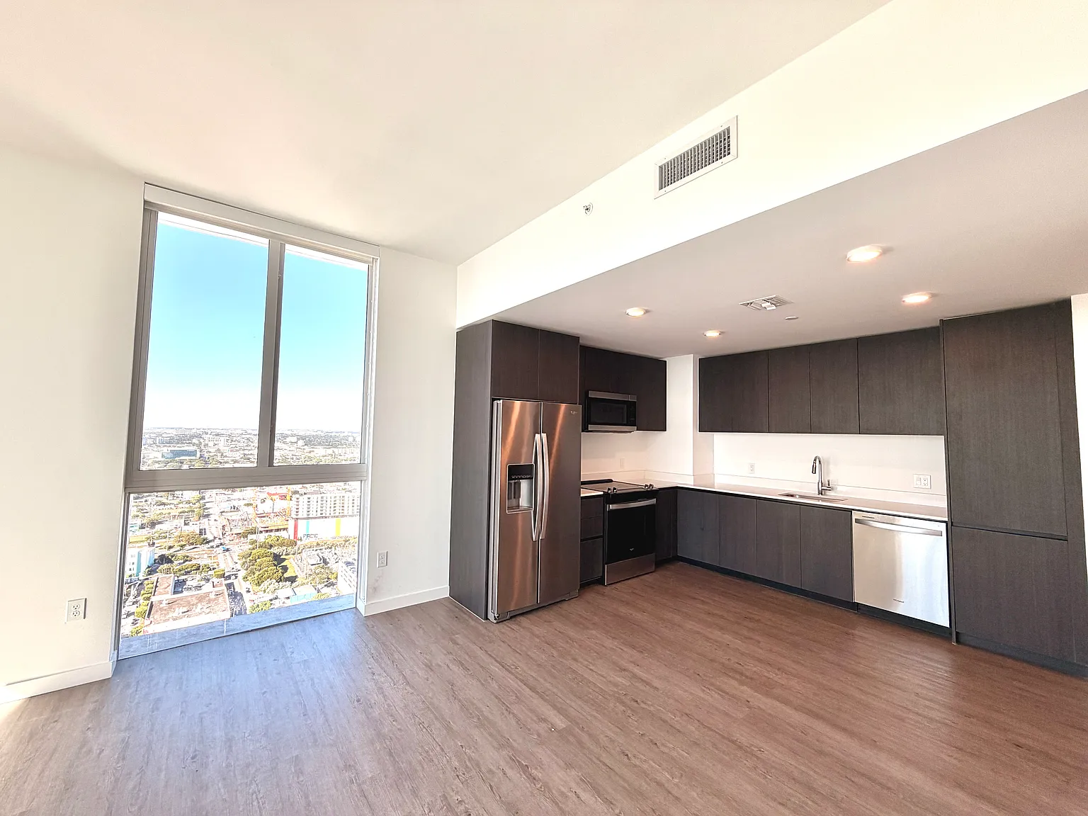 1 bed, 845 sqft, $2,642 — Photo 3