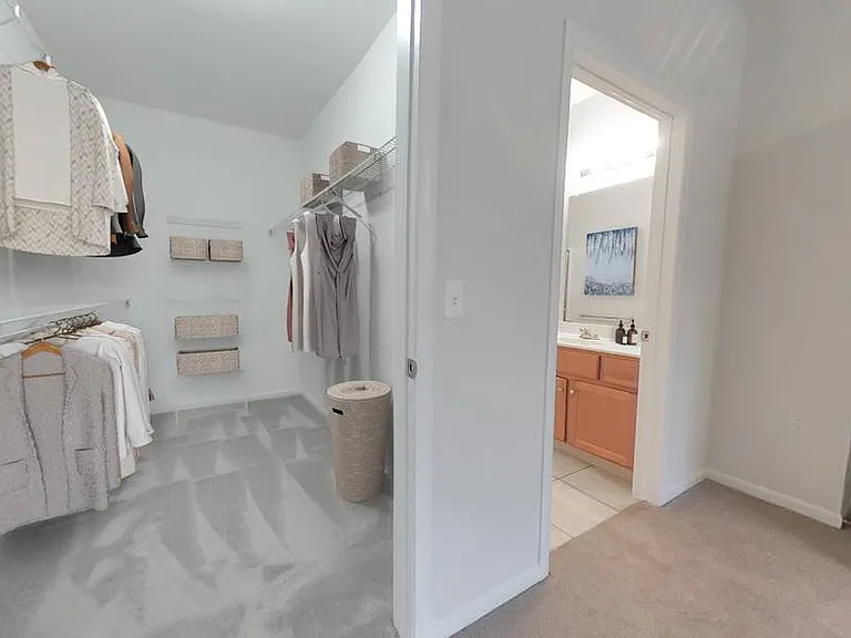 Cobblestone Court Apartments — Photo 4