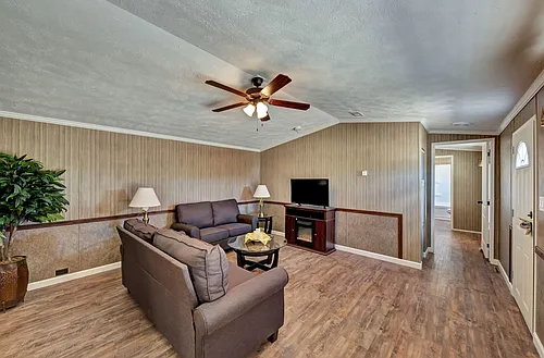 1205 W Circle Dr Photo 1