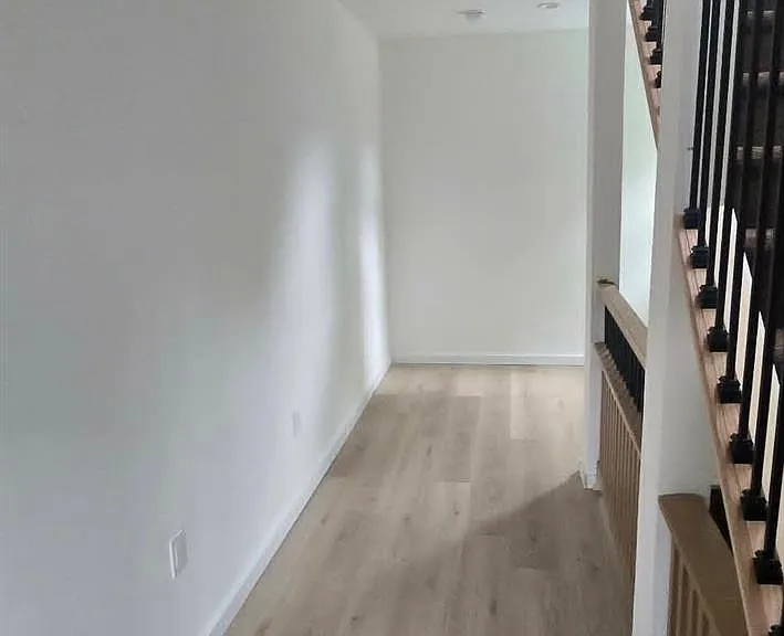 90 Nassau Rd — Photo 3