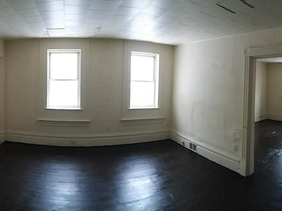Entry/ Living Room