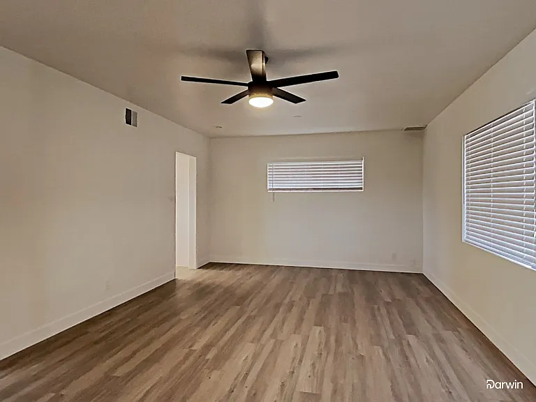2431 W Shady Glen Ave — Photo 8
