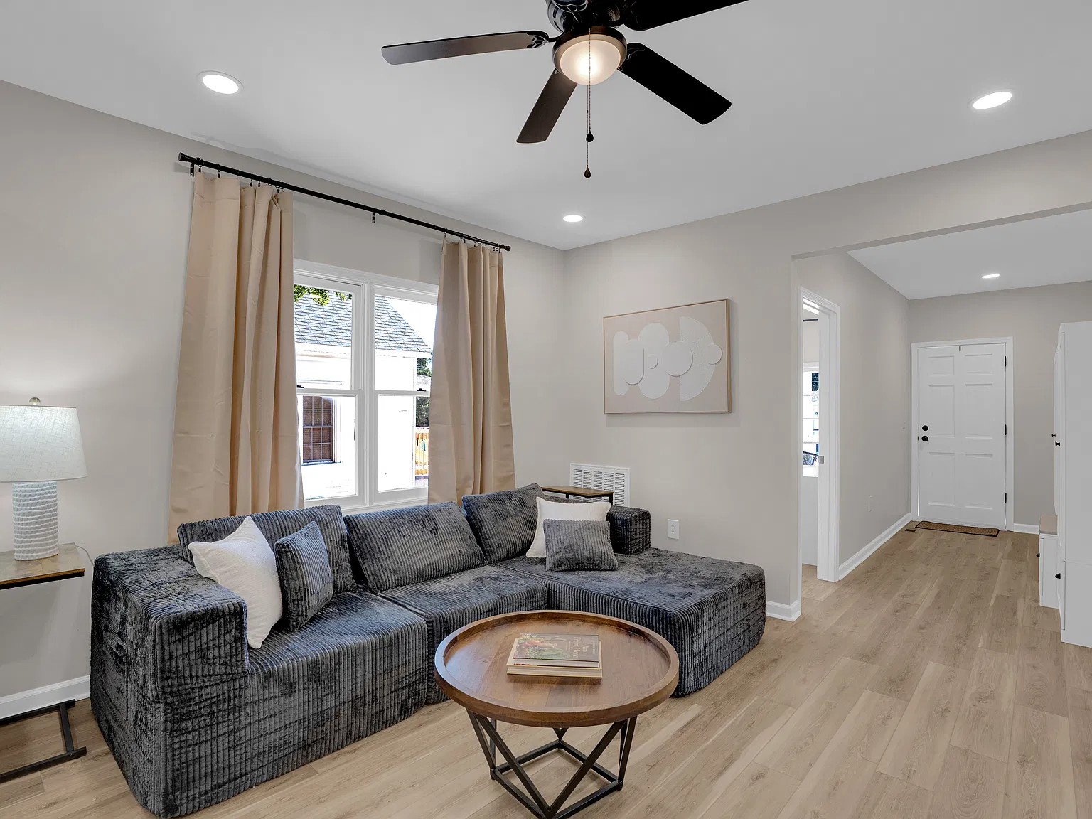 3 bed, 1096 sqft, $3,900 — Photo 4
