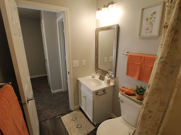 The Warwick of Norfolk. Now leasing updated 1, 2 bedroom apartments and 3 bedroom townhomes! — Photo 28