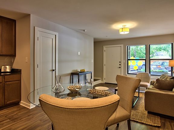 3rd image of 924 E 51st St APT 105