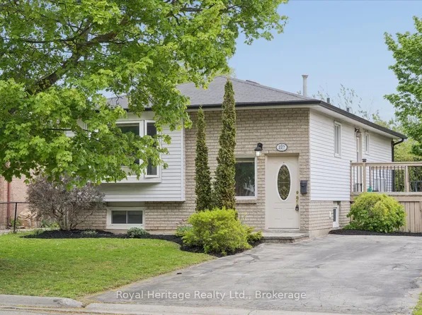 227 Limerick St, Oshawa, ON L1J 7H2