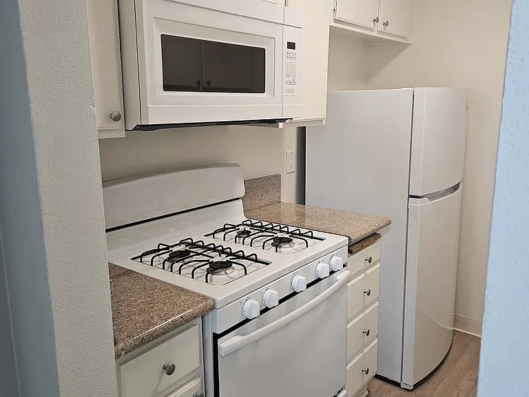1375 Midvale Apartments — Photo 41