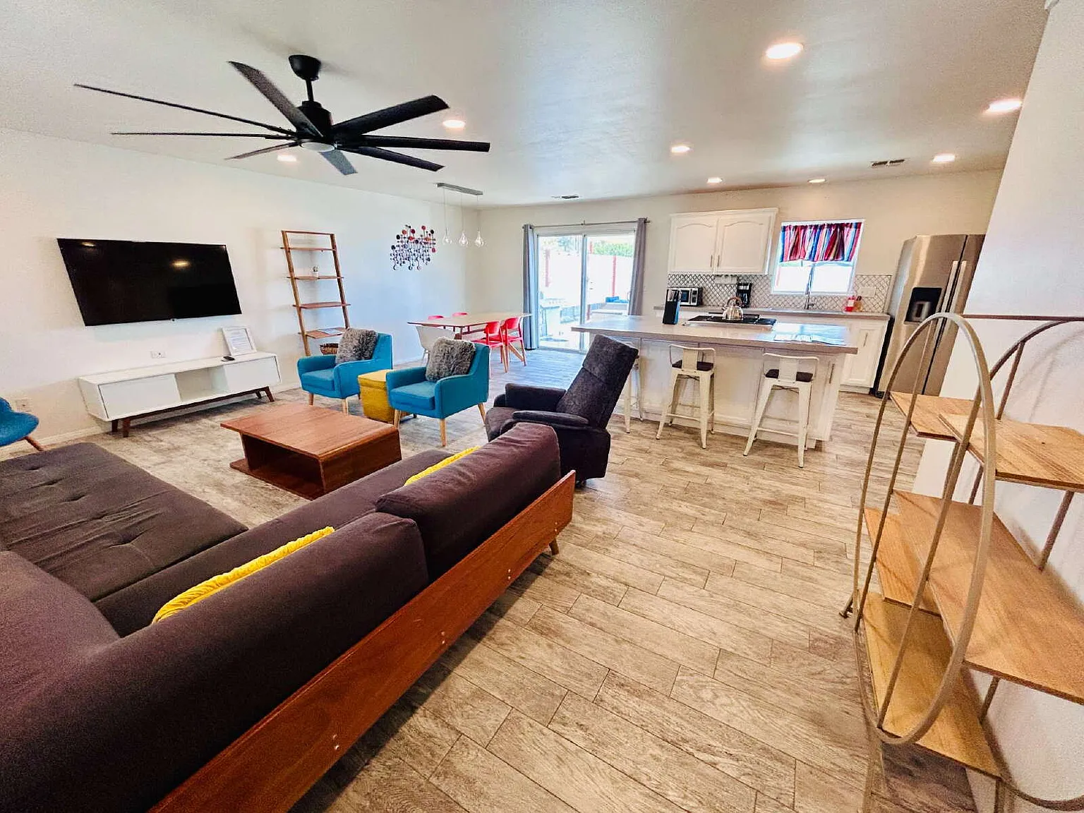 3 bed, 2.0 bath, 1152 sqft, $2,475 — Photo 2