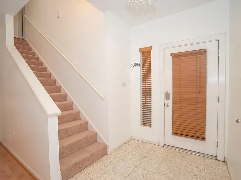 907 Hawthorne St — Photo 4