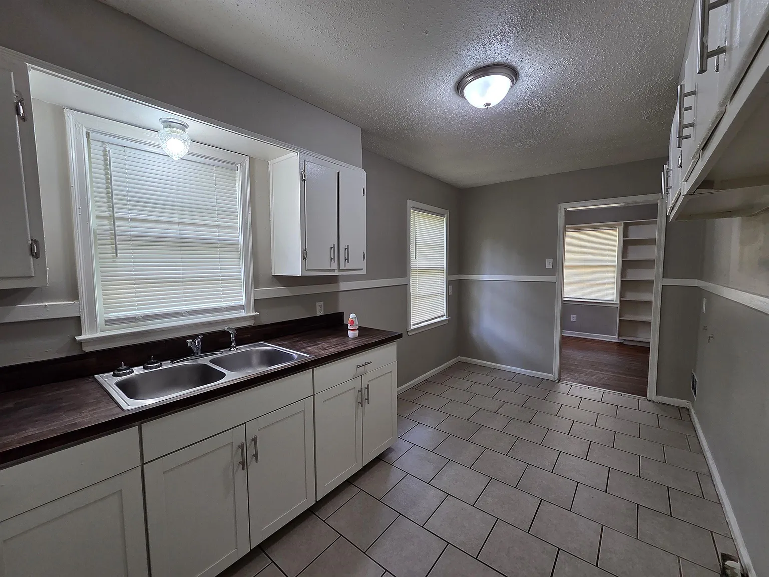 3 bed, 1.0 bath, 1002 sqft, $995 — Photo 4