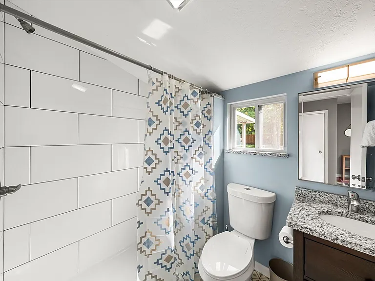 917 Hall St — Photo 15