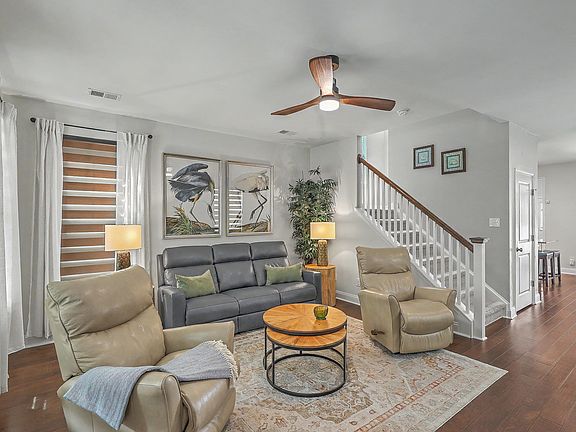 4th image of 844 Rue Dr