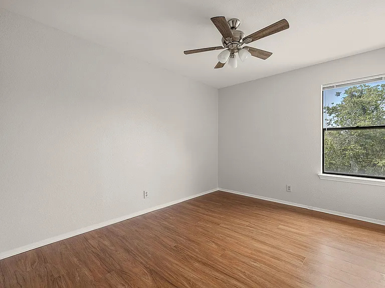 8905 Bridgewood Trl — Photo 32