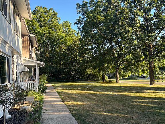 3rd image of 8786 Courtland Dr NE