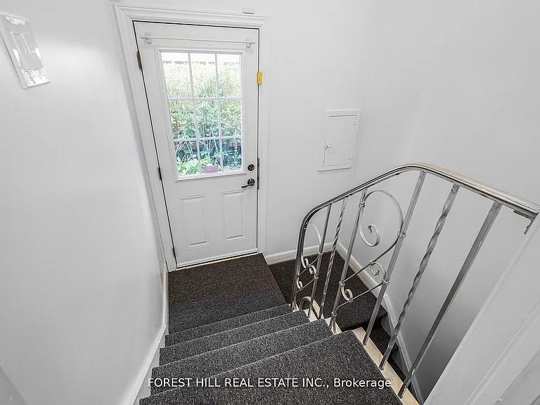 18 Irvington Cres — Photo 12