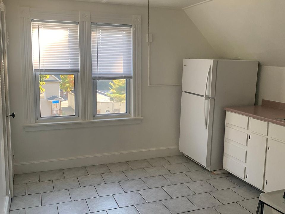 Nice bright eat-in kitchen with gas stove, pantry and lots of cabinets.