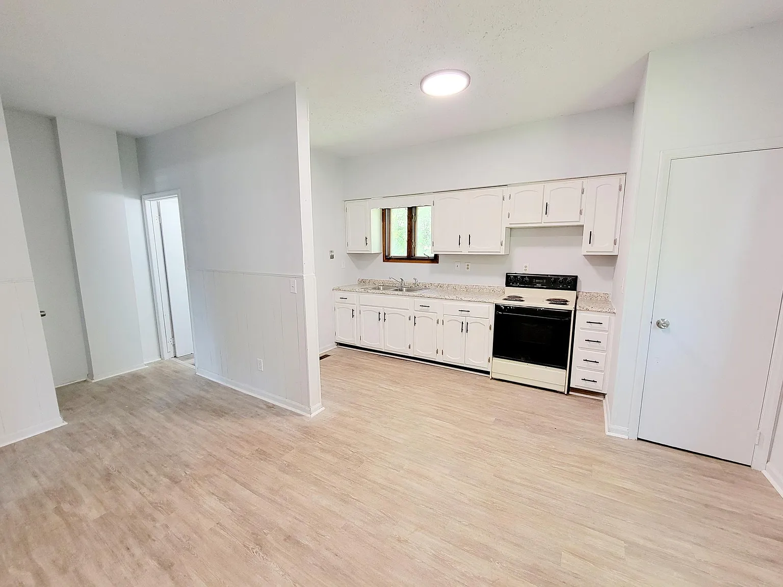 2 bed, 1.5 bath, 1980 sqft, $1,150 — Photo 2