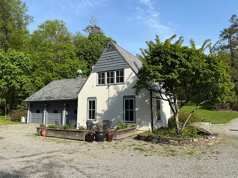198 Cedar Ln — Photo 1