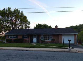 180 W Spring St, Bechtelsville, PA 19505
