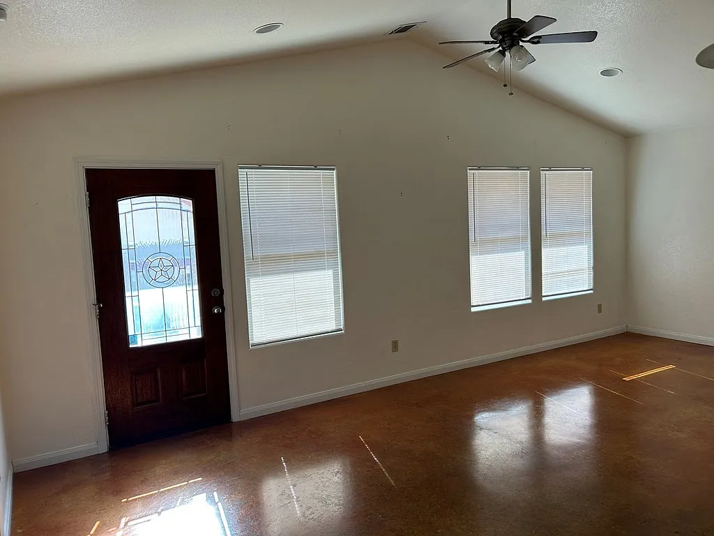 4 bed, 2.0 bath, 1450 sqft, $2,000 — Photo 2