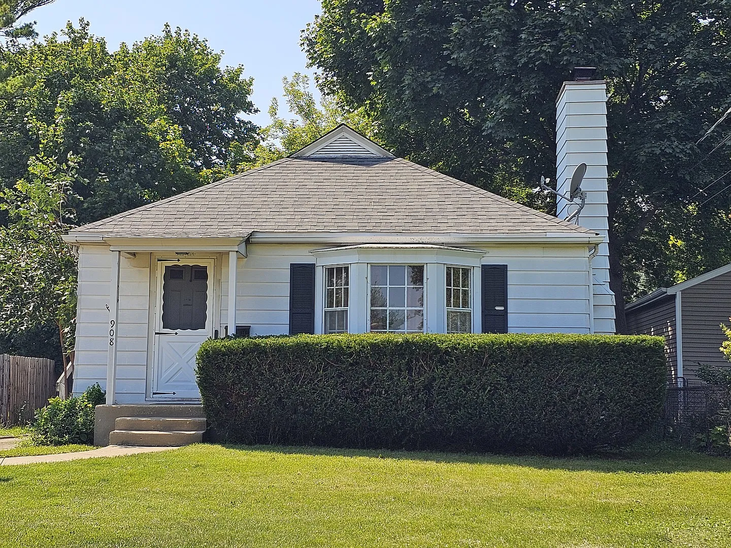 908 Flossmoor Ave photo 1