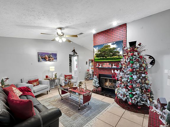3rd image of 582 SE Floresta Drive