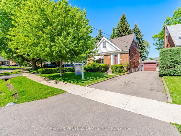 29 Westleigh Cres, Toronto, ON M8W 3Z6