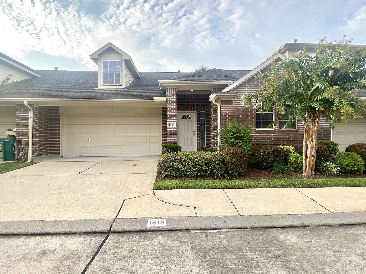 2/2 Pasadena, Open Floorpan, 2 Car garage, washer/ dryer/fridge included. — Photo 1