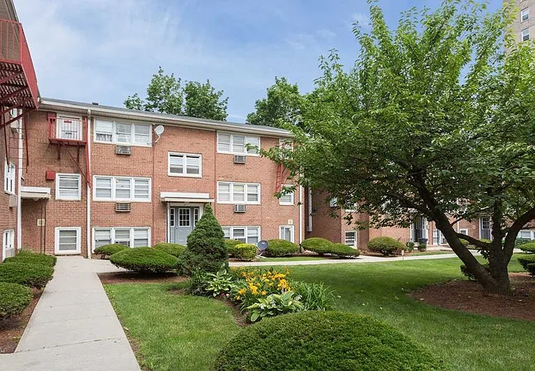 Cambridge Manor — Photo 13