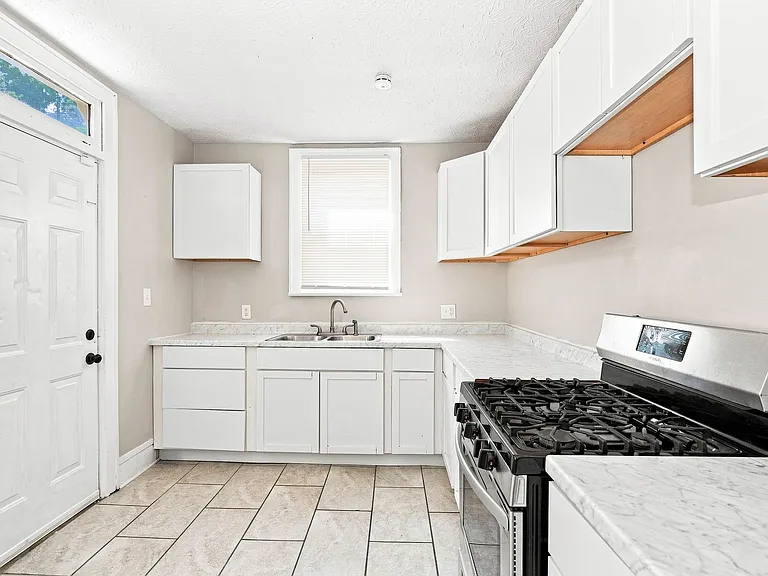 130 S Highland Ave — Photo 7